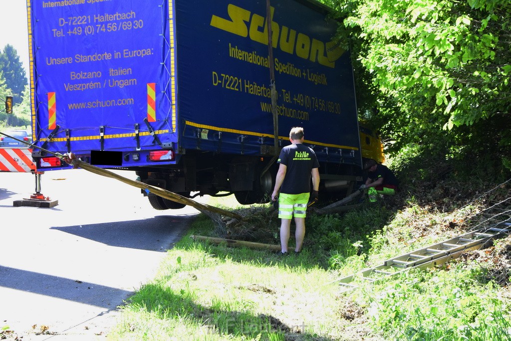 LKW in Boeschung A 3 Rich Frankfurt Hoehe Roesrath Lohmar P183.JPG - Miklos Laubert